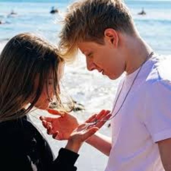 Meet your Posher, PIPER ROCKELLE - Picture 2 of 5